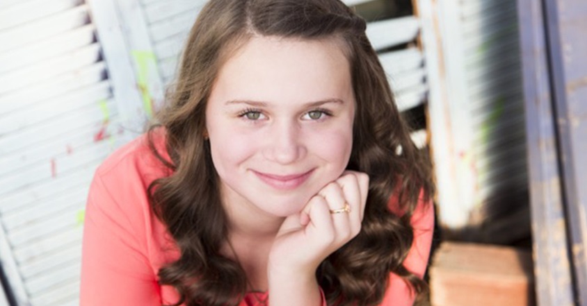 Haley Mapp, a teen girl with juvenile arthritis, smiling