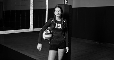 Alice Reno playing volleyball recovering from pediatric knee injury